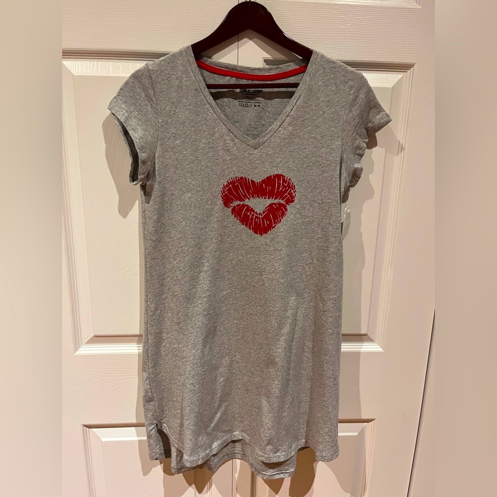 Joe Boxer Gray V-Neck Nightgown with Red Lips Design